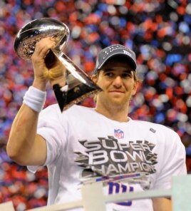 El mariscal de campo de los Giants de Nueva York Eli Manning levanta la copa Vince Lombardi después de derrotar a los Patriots de Nueva Inglaterra en el Super Bowl disputado hoy, domingo 5 de febrero de 2012, en el estadio Lucas Oil de Indiana (EEUU). Los