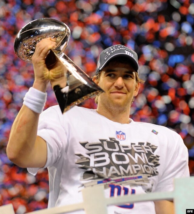 El mariscal de campo de los Giants de Nueva York Eli Manning levanta la copa Vince Lombardi después de derrotar a los Patriots de Nueva Inglaterra en el Super Bowl disputado hoy, domingo 5 de febrero de 2012, en el estadio Lucas Oil de Indiana (EEUU). Los