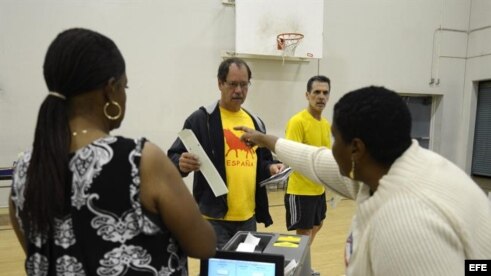 Unas personas esperan su turno para votar en un colegio electoral en California.
