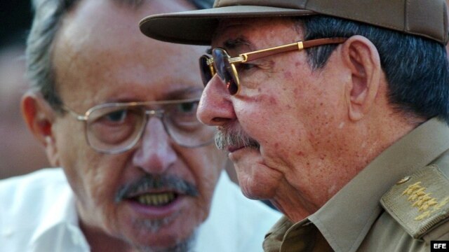 En esta foto de archivo, Raúl Castro (d), conversa con el comandante Faure Chomón. 