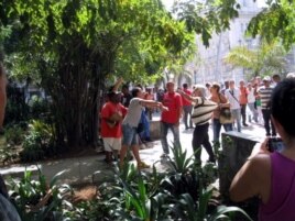 Protesta de activistas en el Parque Central, La Habana, 23 de abril 2015. Foto: Mario H. Driggs.