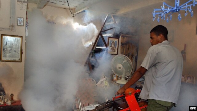  Un hombre fumiga una vivienda en La Habana Vieja, Cuba. 