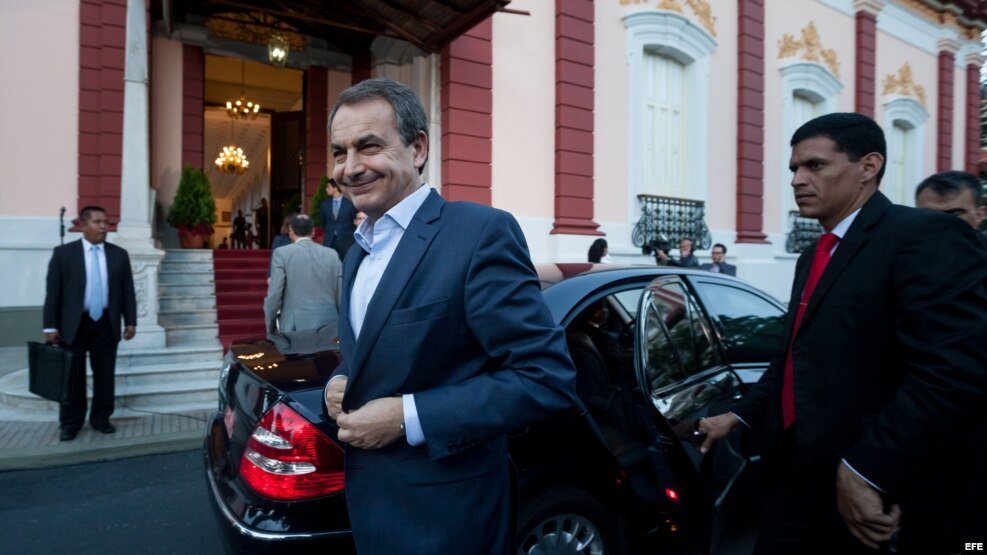 El expresidente del Gobierno español José Luis Rodriguez Zapatero llega a un encuentro con el presidente de Venezuela, Nicolás Maduro, en el Palacio de Miraflores.