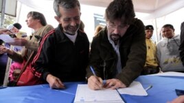 Carlos Vera (d) 2010 durante recolección de firmas con el fin de convocar una consulta popular para revocar mandato de Correa