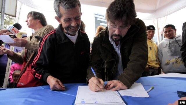 Carlos Vera (d) 2010 durante recolección de firmas con el fin de convocar una consulta popular para revocar mandato de Correa
