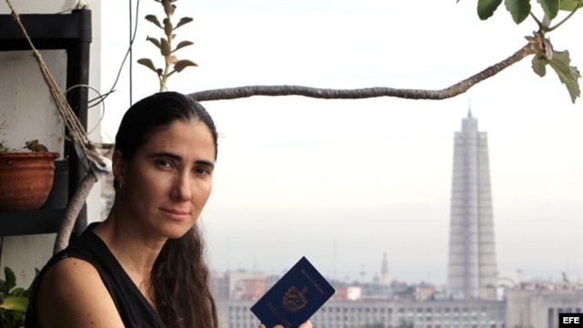 Yoani, en el balcón de su apartamento, pasaporte en mano.