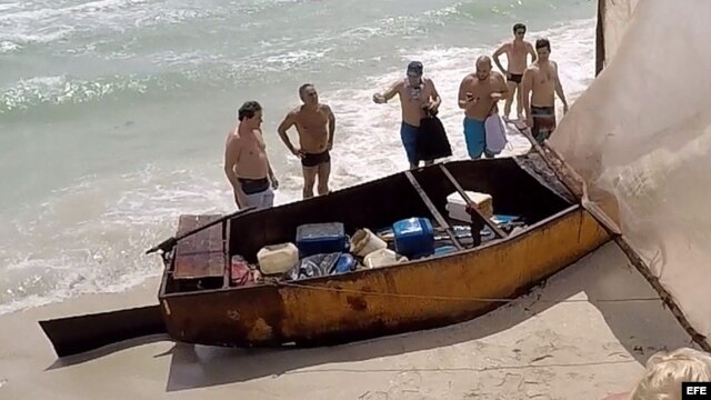 Un grupo de catorce inmigrantes cubanos llega a Miami Beach en una balsa. EFE