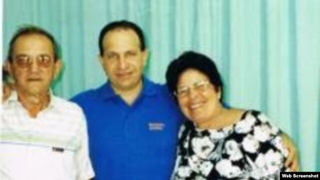 Rolando Sarraff junto a sus padres durante una visita en la cárcel hace más de dos años