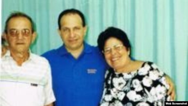 Rolando Sarraff junto a sus padres durante una visita en la cárcel hace más de dos años