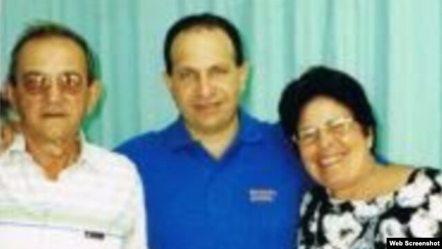 Rolando Sarraff junto a sus padres durante una visita en la cárcel hace más de dos años