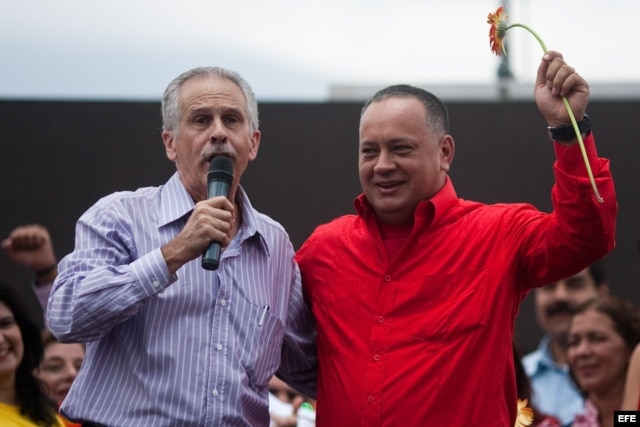 El exembajador de Cuba en Venezuela, Germán Sánchez Otero (i) junto a Diosdado Cabello el 12 de abril de 2012, en un acto frente a la embajada de Cuba en Caracas.