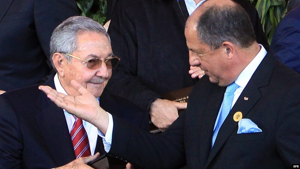 Raúl Castro (i) habla con el presidente de Costa Rica, Luis Guillermo Solís en la cumbre de la CELAC. (Imagen de Archivo)