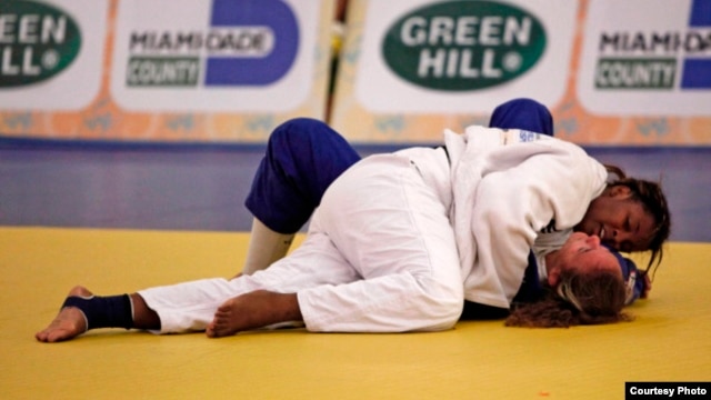La judoca cubana Gusmary García en el combate que le dio la corona del orbe de cadetes en más de 70 kilos en Miami 2013.
