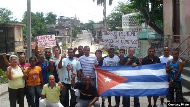Activistas de derechos humanos en Palma Soriano, Santiago de Cuba durante una marcha cívica