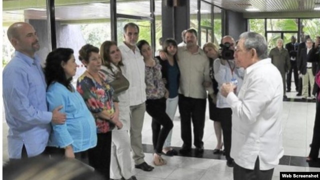 Raúl Castro habla a familiares y a los espías, entre ellos a Adriana Pérez, la mujer del agente de inteligencia que la embarazó "por control remoto".