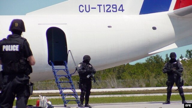 Archivo - Rehenes del avión secuestrado ayer en La Habana (Cuba) fueron liberados por el equipo SWAT de Estados Unidos, tras el aterrizaje en el aeropuerto internacional de Key West, Florida.