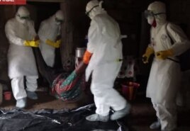 Equipo de recuperación de cadáveres saca de una vivienda en Monrovia el cuerpo de una víctima del ébola.