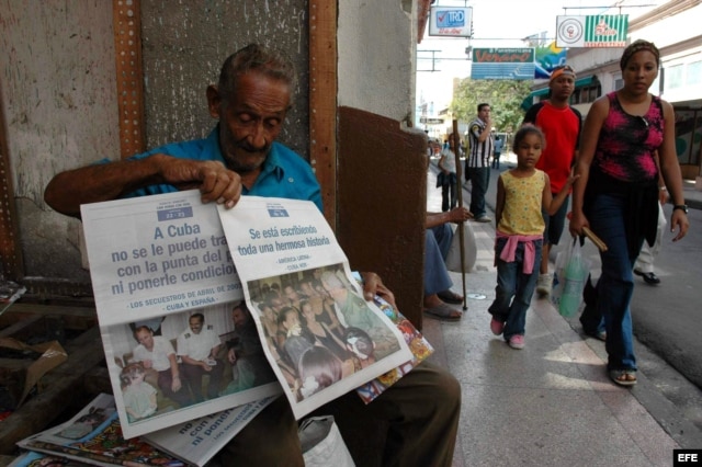 Un anciano vende periódicos en La Habana. EFE