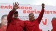 Fotografía cedida el 6 de octubre de 2008, por el Palacio de Miraflores del presidente de Venezuela, Hugo Chávez (d), al lado del candidato a la gobernación del estado Carabobo por el PSUV Mario Silva (i), durante un acto de campaña electoral.