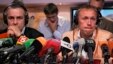 Los empresarios rusos Andréi Lugovói (d) y Dimitri Kovtun, sospechosos del asesinato ex espía ruso Alexander Litvinenko, durante una videoconferencia con periodistas británicos. Foto de archivo 
