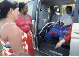 De paseo con Maduro a bordo de su Mercedes Viano, El ex gobernante cubano "interroga" a dos vecinas.