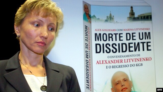 Archivo - Martina Litvinenko, viuda de Alexander Litvinenko, el ex espía ruso envenenado con polonio en Londres en 2006, durante la presentación de su libro 'Muerte de un disidente' escrito junto a Alex Goldfarb, en Lisboa, Portugal. 