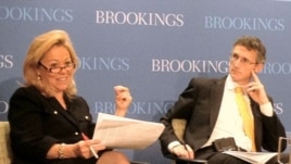 Ted Piccone (d) y la embajadora estadounidense Eileen Chamberlain Donahoe 