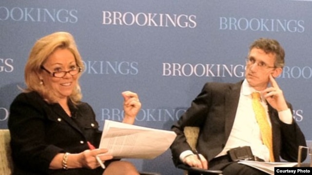 Ted Piccone (d) y la embajadora estadounidense Eileen Chamberlain Donahoe 