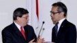 Bruno Eduardo Rodríguez (izda), y su homólogo indonesio, Marty Natalegawa, ofrecen una rueda de prensa en Yakarta (Indonesia).  
