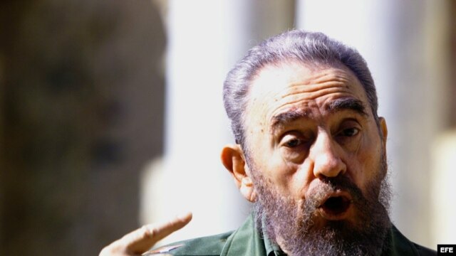 EL PRESIDENTE CUBANO COMANDANTE FIDEL CASTRO DURANTE SUS DECLARACIONES EN EL TEATRO ROMANO SOBRE LA DETENCION DEL GENERAL AUGUSTO PINOCHET