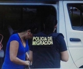 Una cubana de un grupo de cinco, ilegales, es subida a un vehículo de la policía de migración costarricense.