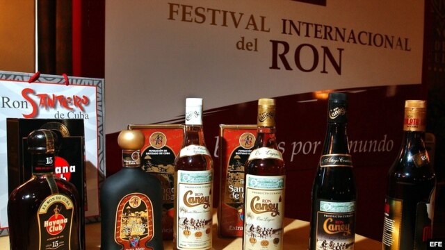 Varias botellas de rones cubanos son expuestas hoy, martes 1 de junio, en un hotel de Cuba durante una conferencia para anunciar el próximo "Festival Internacional del Ron". 