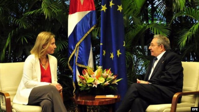 Reunión de Raúl Castro y la jefa de la diplomacia de la Unión Europea, Federica Mogherini.