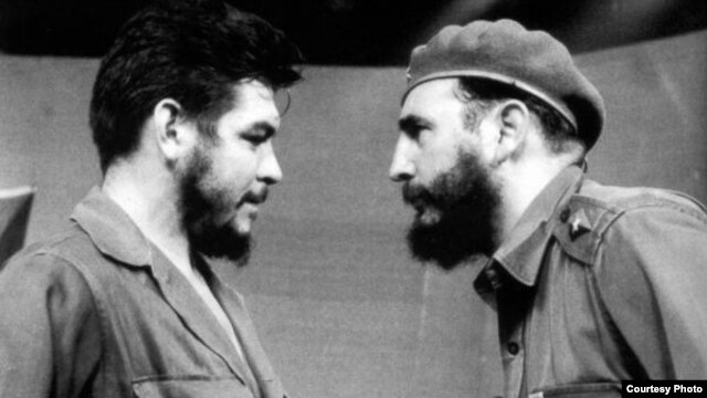 Guevara, en sus días de ministro en Cuba, con Fidel Castro.
