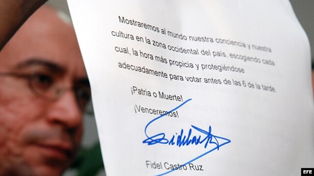 El presentador del programa Mesa Redonda de la TV estatal cubana, Randy Alonso, muestra el mensaje enviado por Fidel Castro, luego de votar desde el lugar en que descansa en las elecciones generales que se celebran en Cuba para la ratificación de los cand