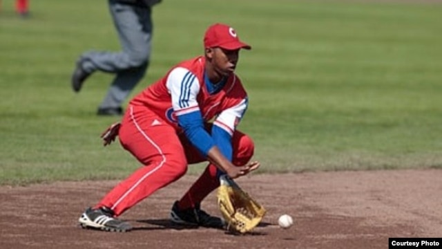 El campo corto cubano Erisbel Arruebarruena llegó un acuerdo para firmar con los Dodgers.