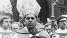 Foto de Archivo del Primado de Polonia, Cardenal Glemp en 1981