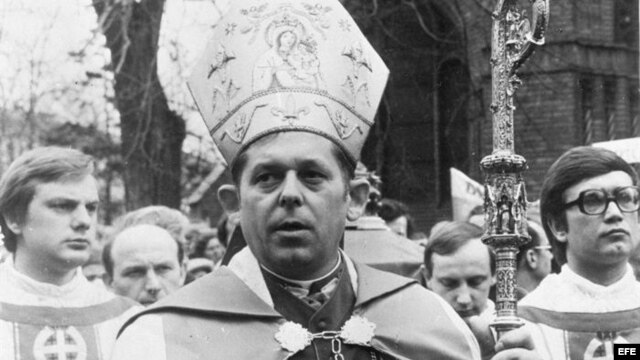 Foto de Archivo del Primado de Polonia, Cardenal Glemp en 1981