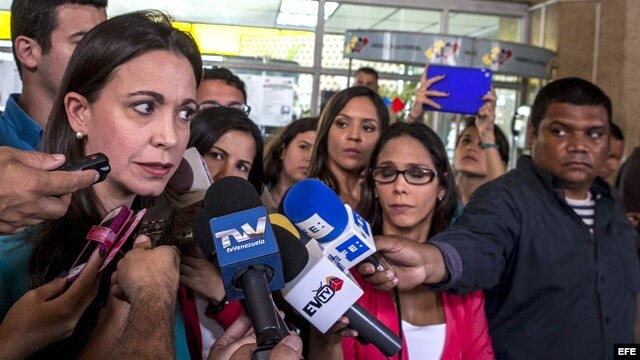 La opositora venezolana María Corina Machado ofrece declaraciones en el CNE.