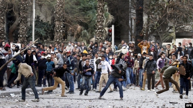 Varios manifestantes egipcios lanzan objetos a las fuerzas de seguridad 