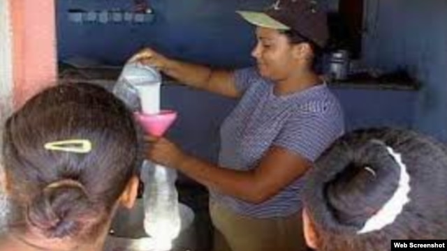 Venta de leche racionada en Cuba.