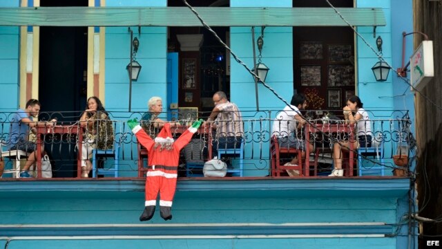 Un restaurante adornado con una imagen de Santa Claus en La Habana. EFE 