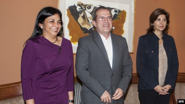 El canciller de Ecuador, Ricardo Patiño (c), junto a las cancilleres de Venezuela, Delcy Rodríguez (i), y de Colombia, María Ángela Holguín.