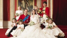 El Principe William y su esposa la Duqueda de Cambridge, en el salón del trono en el Palacio de Buckingham, Londres.  