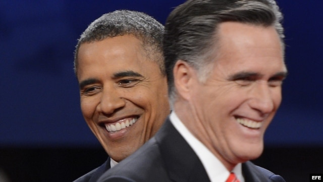 El candidato republicano a la presidencia de EEUU, Mitt Romney (d), y el presidente y aspirante a la reelección, Barack Obama.