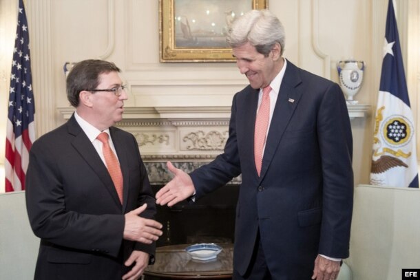 El secretario de Estado estadounidense John Kerry (d) saluda al canciller cubano, Bruno Rodríguez (i) durante su encuentro en el Departamento de Estado en Washington, Estados Unidos hoy 20 de julio de 2015 .