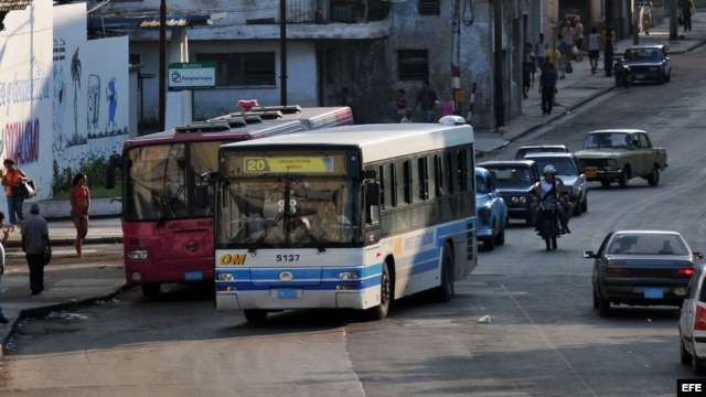 Fotografía de archivo. Vista de autobuses y automóviles en una calle de La Habana (Cuba). 