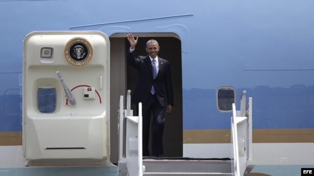 El presidente de Estados Unidos, Barack Obama, saluda hoy, jueves 2 de mayo de 2013, a su llegada a Ciudad de México (México)