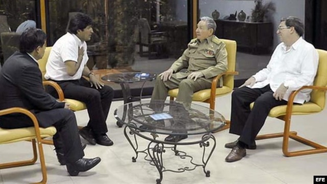 Raúl Castro se reúne en La Habana con su homólogo de Bolivia, Evo Morales, quien realizó una visita sorpresa a la isla.