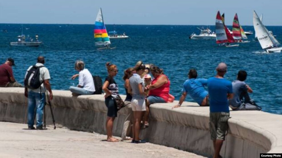 Habaneros observan desde el Malecón las embarcaciones de la regata Havana Challenge, realizada en mayo del 2015 entre Cayo Hueso y La Habana 